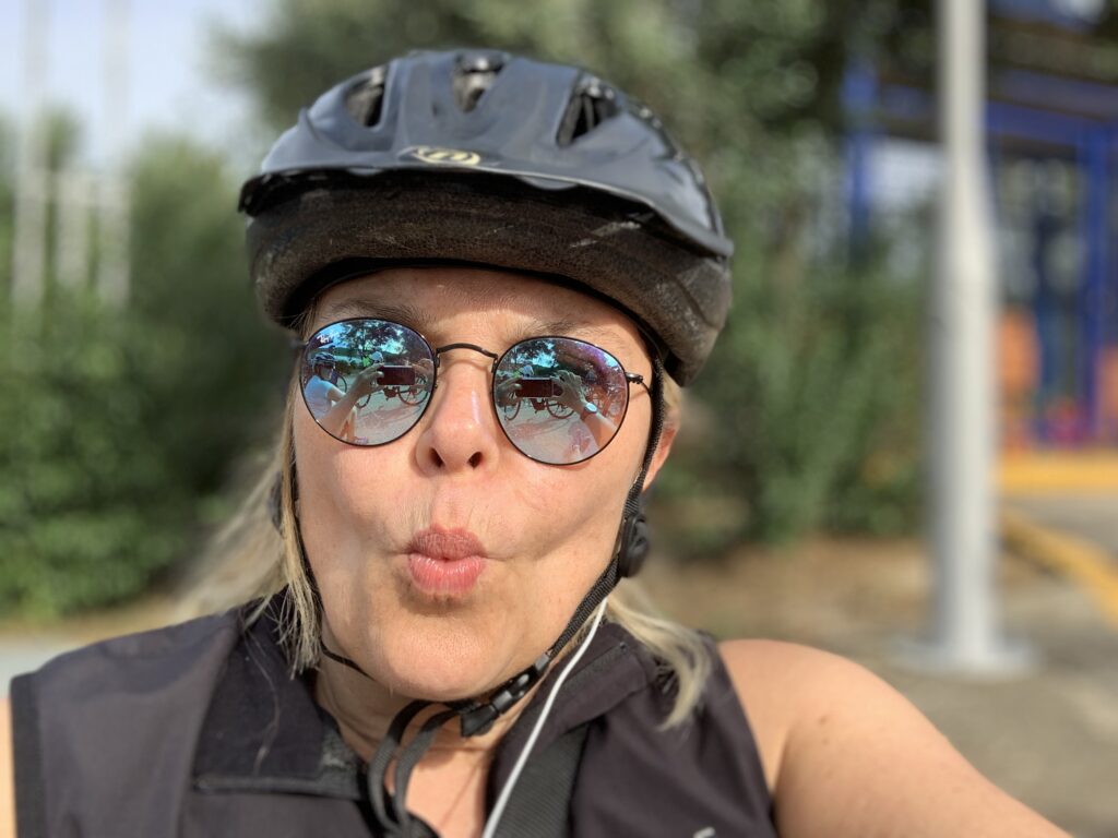 Lächelnde Frau auf einer Fahrradtour von Girolibero