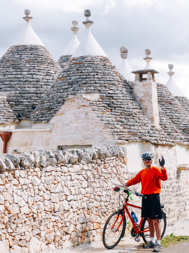 Radfahren zwischen den Trulli von Alberobello mit Girolibero Fahrrad, Radfahren Apulien, Radurlaub