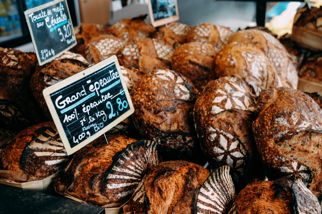 Französische Produkte, darunter Gebäck und handgemachtes Brot in einem örtlichen Geschäft