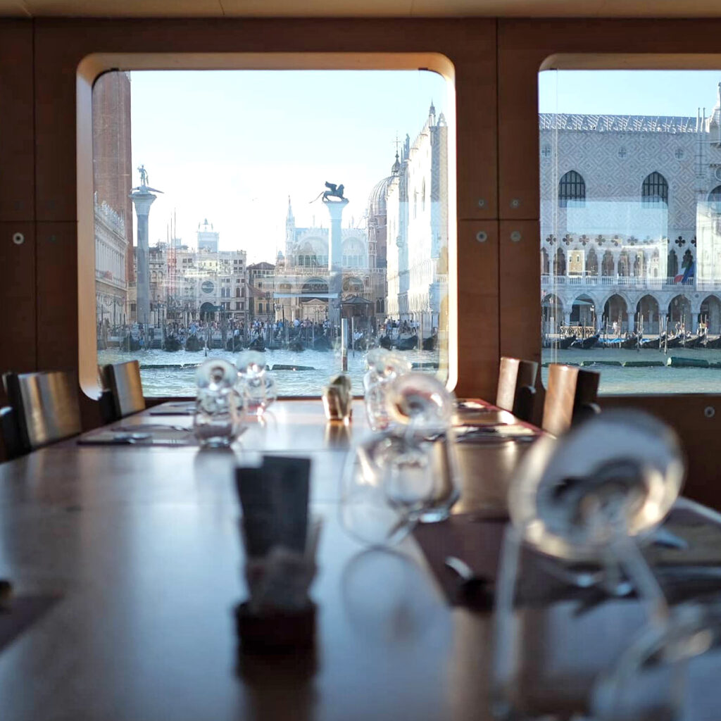Innenansicht eines Fensters mit Blick auf den Markusdom in Venedig
