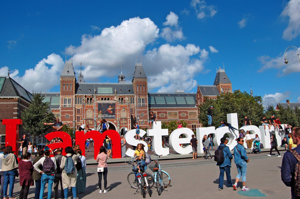 Platz mit dem bekannten Schriftzug „I amsterdam“, Niederlande.