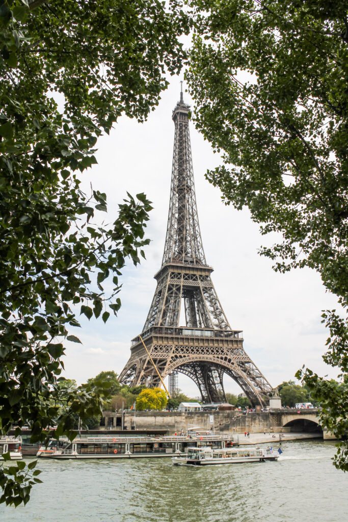 Der Eiffelturm in Paris, Symbol der französischen Hauptstadt.