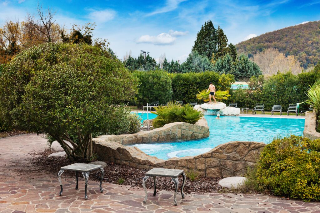 Piscina termale di una struttura alberghiera nella zona delle Terme Euganee, vegetazione rigogliosa, Veneto